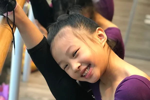 SHOW DANCE 兒童舞蹈班學員壓腿進行中